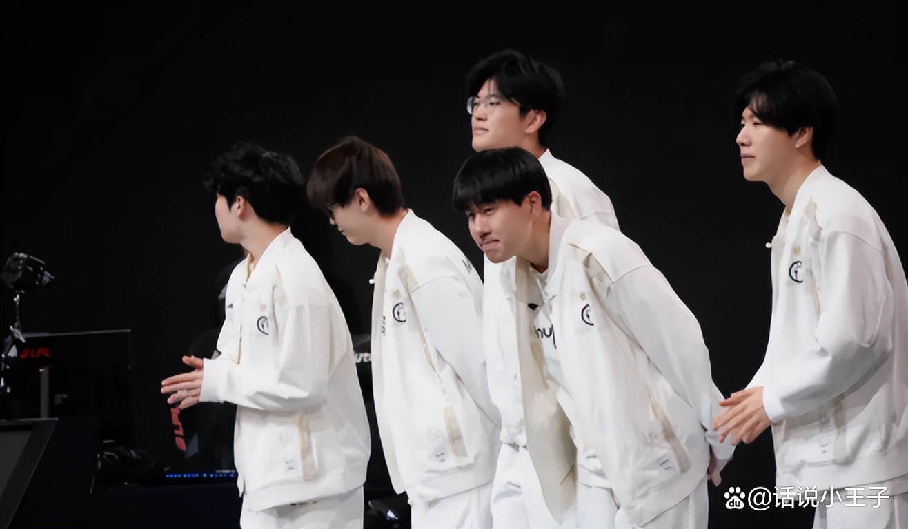 Rookie在IG比赛中比赛规则变更，表现优异引发热议！观众掌声雷动的简单介绍-开云体验